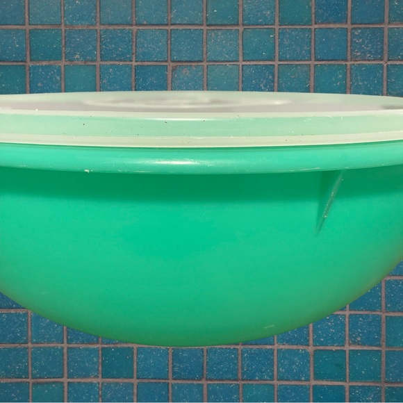 Vintage Large TUPPERWARE Fix n Mix Green Bowl with Clear Lid - Large Mixing Bowl - Picture 4 of 9